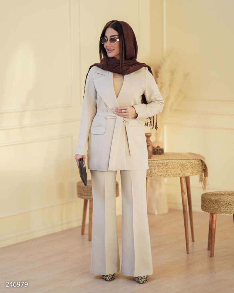 کت و شلوار زنانه مدل شایمین با پارچه مازراتی کج‌راه و یقه انگلیسی در رنگ ژورنالی