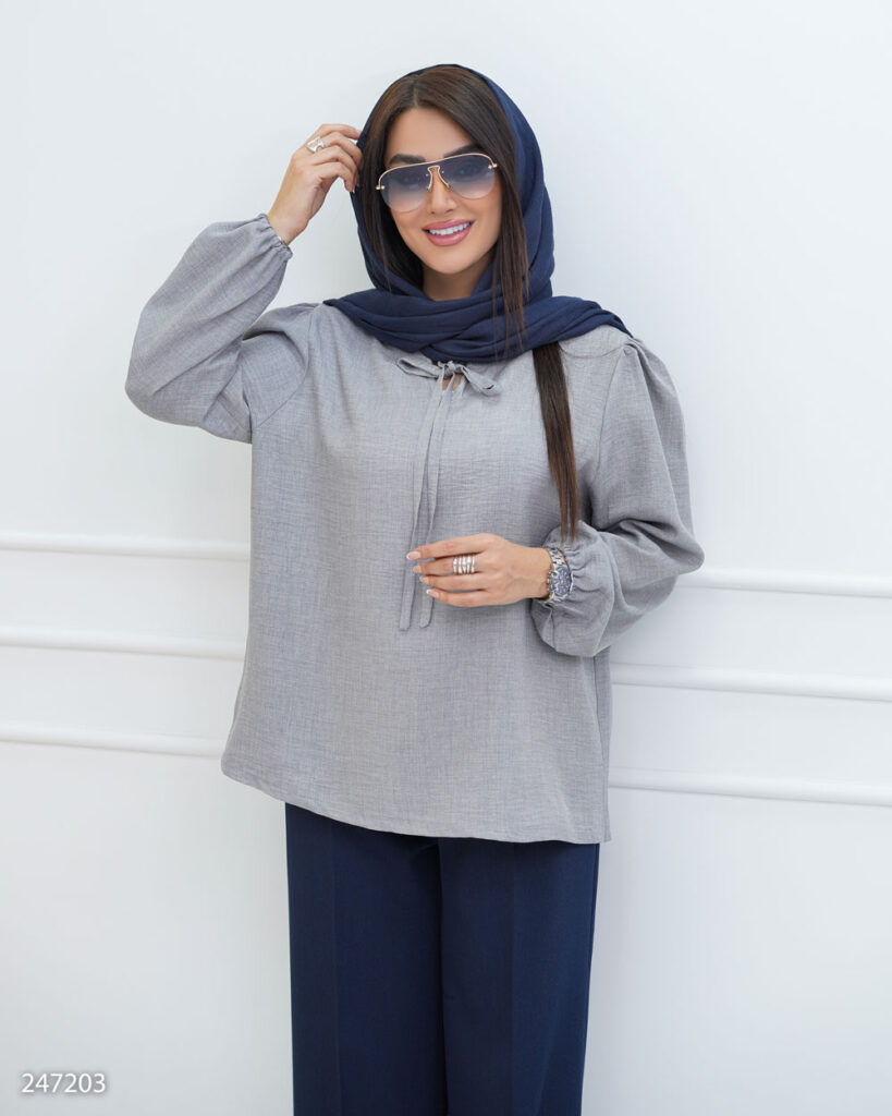 شومیز زنانه مدل یاشگین با پارچه شانتون، یقه ایستاده و سرشانه پیله‌دار در رنگ ژورنالی