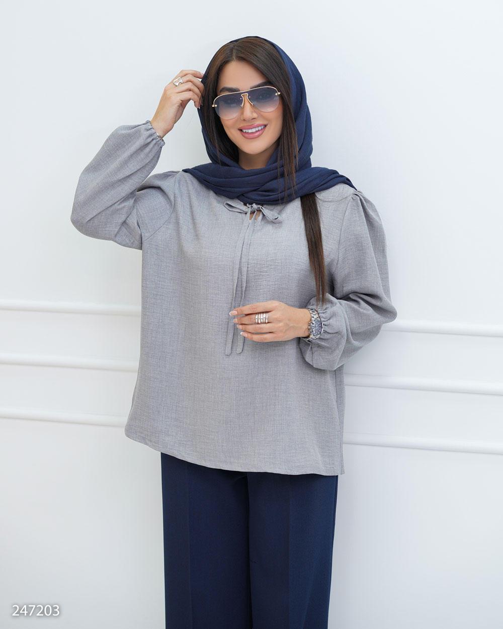 شومیز زنانه مدل یاشگین با پارچه شانتون، یقه ایستاده و سرشانه پیله‌دار در رنگ ژورنالی